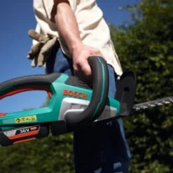 Bosch 36V Heggenschaar AdvancedHedgeCut 65cm (Incl. 2.0Ah Accu + Lader) 7 Bosch 36V Heggenschaar AdvancedHedgeCut 65cm (Incl. 2.0Ah Accu + Lader) -Tuinonderhoud buiten 123 3267